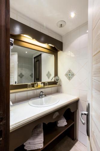 Hotel Les Campanules By Les Etincelles 4*